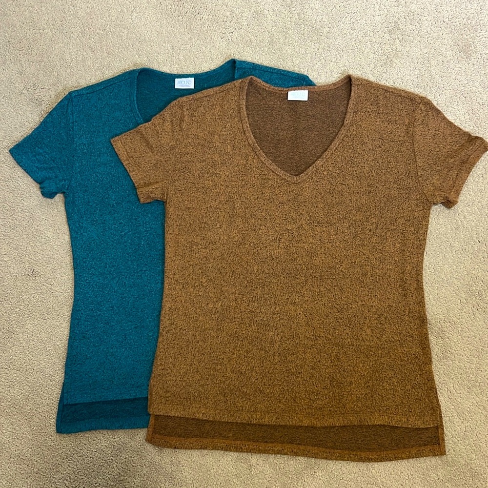 Lot of 2 ABOUND super soft v neck tshirt green teal and camel brown small